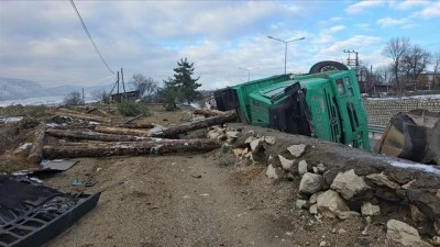 Devrilen tomruk y&uuml;kl&uuml; kamyondaki 2 kişi &ouml;ld&uuml;
