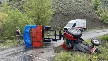 Devrilen trakt&ouml;r&uuml;n altında kalan s&uuml;r&uuml;c&uuml; &ouml;ld&uuml;