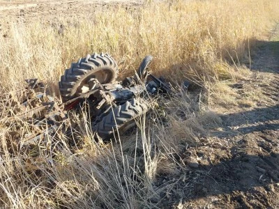 Devrilen trakt&ouml;r&uuml;n s&uuml;r&uuml;c&uuml;s&uuml; &ouml;ld&uuml;