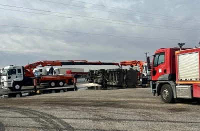 Devrilen yakıt y&uuml;kl&uuml; tankerin s&uuml;r&uuml;c&uuml;s&uuml; yaralandı