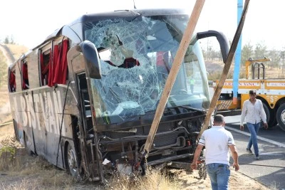 Devrilen yolcu otob&uuml;s&uuml;ndeki 30 kişi yaralandı