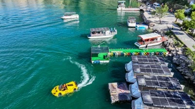 Dicle Baraj G&ouml;l&uuml;'n&uuml;n tadını "Lamborghini" g&ouml;r&uuml;n&uuml;ml&uuml; s&uuml;rat teknesiyle &ccedil;ıkarıyorlar