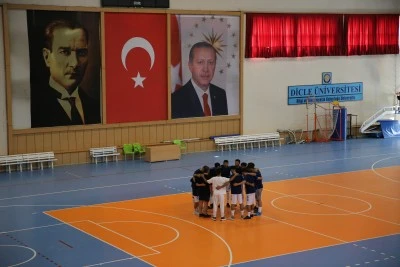 Dicle &Uuml;niversitesi Futsal Takımı şampiyonluk hedefiyle antrenman yapıyor