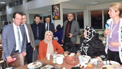 Dicle &Uuml;niversitesi Rekt&ouml;r&uuml; Eronat, sağlık &ccedil;alışanlarıyla iftarda buluştu