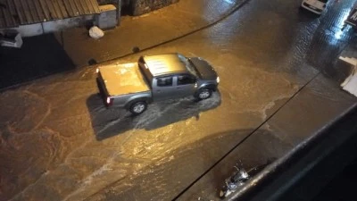 Dikili il&ccedil;esinde sağanak sonrası bazı iş yerlerine su bastı