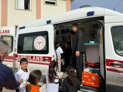 Diktepeli &Ccedil;ocuklar sağlık el&ccedil;isi oldu