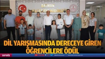 Dil yarışmasında dereceye giren &ouml;ğrencilere &ouml;d&uuml;l