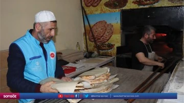Din g&ouml;revlisi sahurda ihtiya&ccedil; sahiplerinin kapısını &ccedil;alıyor