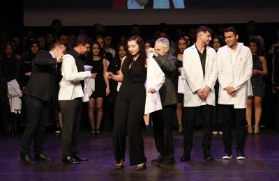 Diş Hekimliği Fak&uuml;ltesi &ouml;ğrencileri beyaz &ouml;nl&uuml;klerini giydi
