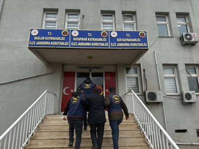 Diyarbakır'da 2 firari h&uuml;k&uuml;ml&uuml; ve aranan ş&uuml;pheli yakalandı