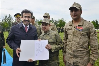 Diyarbakır'da 30 engelli &ouml;ğrenci bir g&uuml;nl&uuml;k askerlik sevinci yaşadı