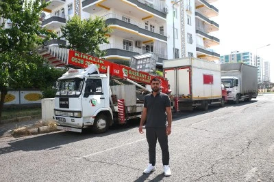 Diyarbakır'da 4 kişinin &ouml;ld&uuml;ğ&uuml; yangında tahliye &ccedil;alışmasına y&uuml;k taşıma asans&ouml;r&uuml;yle destek verdi