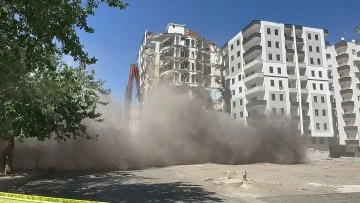 Diyarbakır'da ağır hasar g&ouml;ren 3 bina yıkılıyor