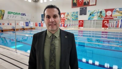 Diyarbakır'da anneler &ccedil;ocuklarıyla aynı havuzda y&uuml;zme &ouml;ğreniyor