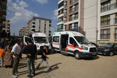Diyarbakır'da apartmanda &ccedil;ıkan yangında 8 kişi dumandan etkilendi