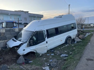 Diyarbakır'da bah&ccedil;e duvarına &ccedil;arpan servis minib&uuml;s&uuml;ndeki 10 kişi yaralandı