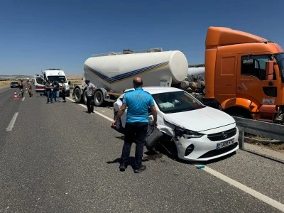Diyarbakır'da beton mikseri ile otomobilin &ccedil;arpıştığı kazada 1 kişi yaralandı