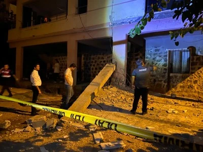 Bir evin balkonunun &ccedil;&ouml;kmesi sonucu 5 kişi yaralandı