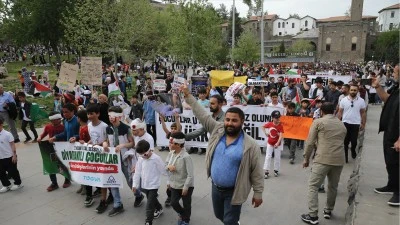 Diyarbakır'da &ccedil;ocuklar Gazzeli yaşıtları i&ccedil;in y&uuml;r&uuml;d&uuml;