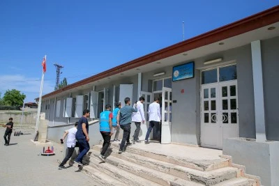 Diyarbakır'da doktor adayları kırsaldaki &ouml;ğrencilere ağız ve diş sağlığı hizmeti sunuyor