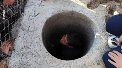 Diyarbakır'da d&uuml;şt&uuml;ğ&uuml; &ccedil;ukurda sıkışan &ccedil;ocuk kurtarıldı