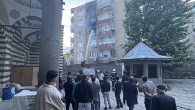 Diyarbakır'da evde &ccedil;ıkan yangında itfaiye eri yaralandı, 2 kişi dumandan etkilendi
