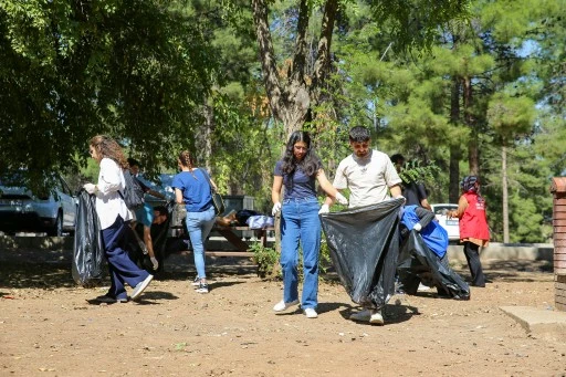Diyarbakır'da gen&ccedil;ler piknik alanında temizlik yaptı