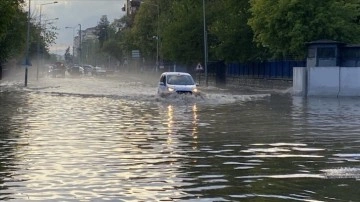 Diyarbakır'da G&ouml;k G&uuml;r&uuml;lt&uuml;l&uuml; Sağanak Yağış Etkili Oldu