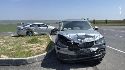 Diyarbakır'da iki otomobil &ccedil;arpıştı, 4 kişi yaralandı