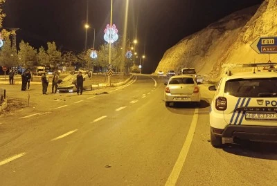 Diyarbakır'da iki otomobilin &ccedil;arpıştığı kazada 2 kişi yaralandı