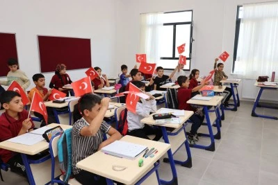 Diyarbakır'da jandarmadan kırsal b&ouml;lgede yaşayan &ccedil;ocuklara "Cumhuriyet Bayramı" s&uuml;rprizi