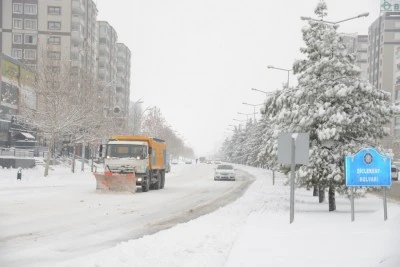 Diyarbakır&rsquo;da kar yağışına karşı kesintisiz m&uuml;cadele