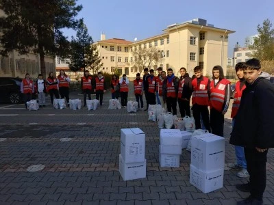 Diyarbakır'da lise &ouml;ğrencileri har&ccedil;lıklarıyla ihtiya&ccedil; sahiplerine destek oldu