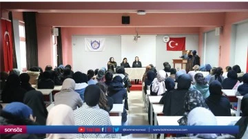 Diyarbakır'da lise öğrencileri hukuk alanındaki meslekleri adliyede tanıyor.