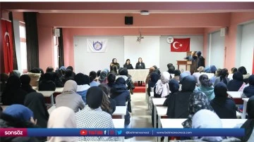 Diyarbakır'da lise &ouml;ğrencileri hukuk alanındaki meslekleri adliyede tanıyor.