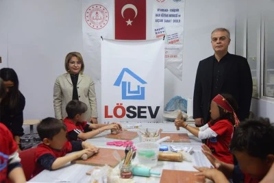 Diyarbakır'da l&ouml;semili &ccedil;ocuklar i&ccedil;in seramik at&ouml;lyesinde etkinlik d&uuml;zenlendi