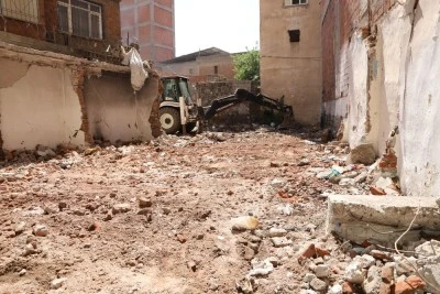 Diyarbakır'da metruk yapıların yıkımı s&uuml;r&uuml;yor