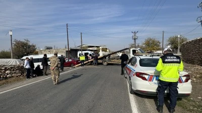 Diyarbakır'da minib&uuml;s ile otomobil &ccedil;arpıştı, 13 kişi yaralandı
