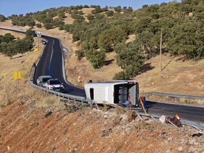 Diyarbakır'da minib&uuml;s&uuml;n devrildiği kazada 1 kişi &ouml;ld&uuml;, 15 kişi yaralandı