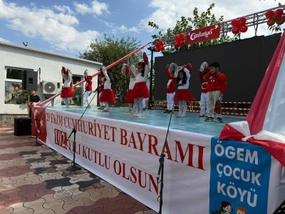 Diyarbakır'da minik &ouml;ğrencilerden Cumhuriyet Bayramı kutlaması