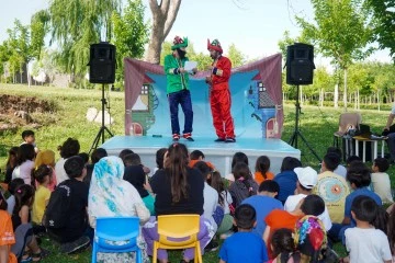 Diyarbakır'da minikler Hacivat-Karagöz gösterisi ile eğlendi