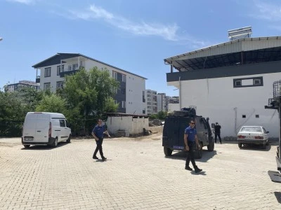Diyarbakır'da oğlunun &ccedil;eki&ccedil;li saldırısına uğrayan baba ağır yaralandı