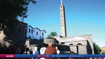 Diyarbakır'da &ouml;ğrenci ve aileleri YKS'de başarılı olmak i&ccedil;in dua etti