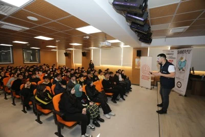 Diyarbakır'da &ouml;ğrenciler teknoloji ve internet kullanımı konusunda bilin&ccedil;lendiriliyor