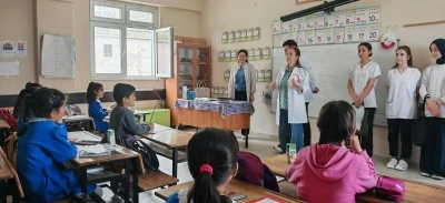 Diyarbakır'da &ouml;ğrencilere bilin&ccedil;li diş fır&ccedil;alamanın &ouml;nemi anlatıldı