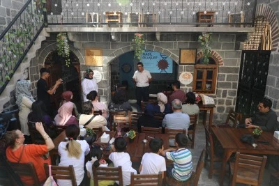 Diyarbakır'da "Bilim Kafe" etkinliğinde t&uuml;m&ouml;r&uuml;n nasıl oluştuğu anlatıldı
