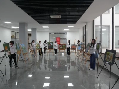 Diyarbakır'da "Gelecek K&ouml;klerde Saklı" adlı resim sergisi a&ccedil;ıldı