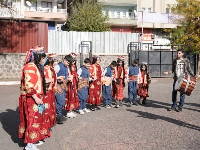 Diyarbakır'da "&ouml;zel &ouml;ğrenciler" &ouml;ğretmenleri i&ccedil;in sahneye &ccedil;ıkacak