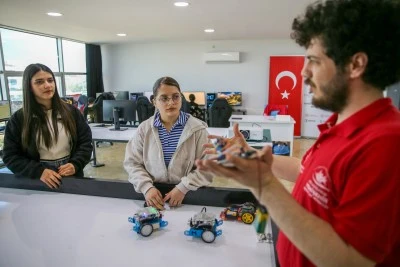 Diyarbakır'da robotik kodlama at&ouml;lyesiyle &ouml;ğrenciler teknolojiye y&ouml;nlendiriliyor
