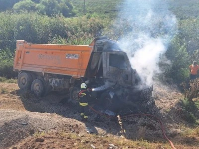 Diyarbakır'da şarampole devrilen kamyonun s&uuml;r&uuml;c&uuml;s&uuml; &ouml;ld&uuml;